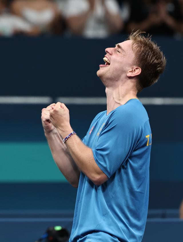 国足锋线依 国足锋线依